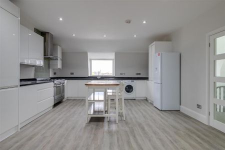 3 bedroom flat to rent - Photo 5