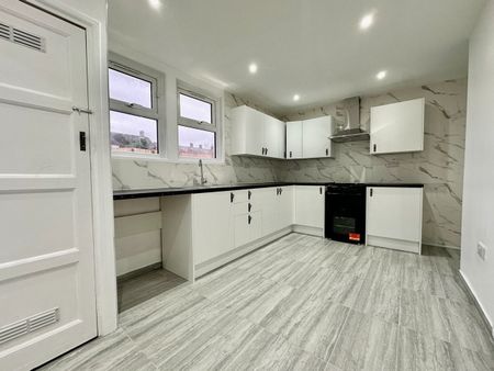 3 Bed Semi-Detached House, Holburne Road, SE3 - Photo 3