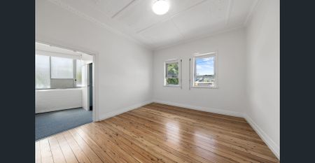 FULLY RENOVATED FOUR BED APARTMENT - CENTRAL LOCATION - Photo 4