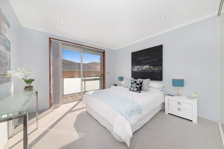 Quiet Sunny 3-Bedroom Apartment with Lock-Up Garage - Photo 5