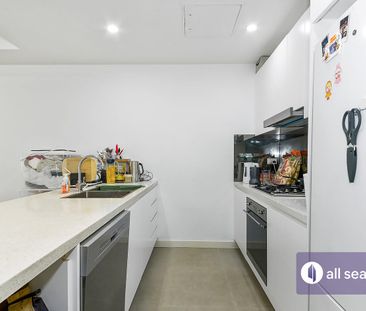 Spacious 1-Bed Apartment with Two Carparks - Photo 4