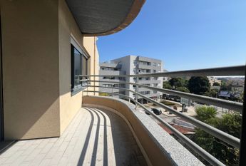 Fantástico Apartamento T2 Mobilado com Garagem e Arrumos