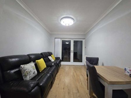 Wimborne Avenue, Hayes, UB4 - Photo 2