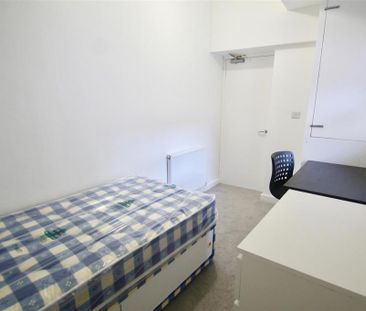 3 bedroom flat to rent - Photo 3