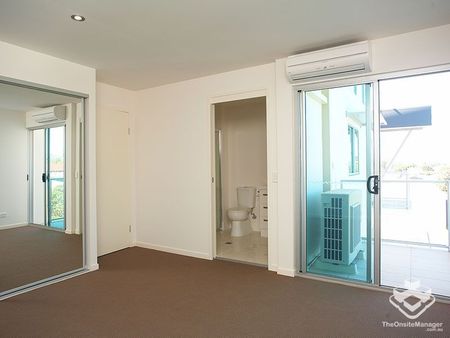 Available Now! 3 Bed 2 Bath 2 Parking - Lifestyle & Convenience at Its Best! - Photo 4