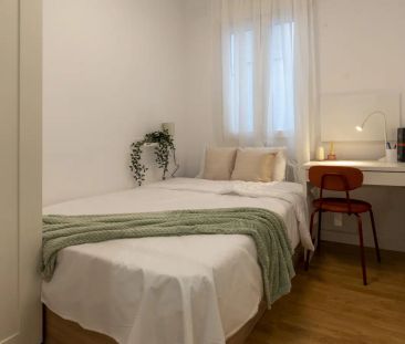 Room in a shared 5-bedroom apartment for rent in Ríos Rosas, perfect for female professionals and students - Foto 1