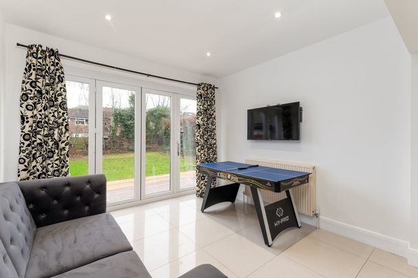 5 Bed Detached House, Fully Furnished In North Leeds, LS17 - Photo 1