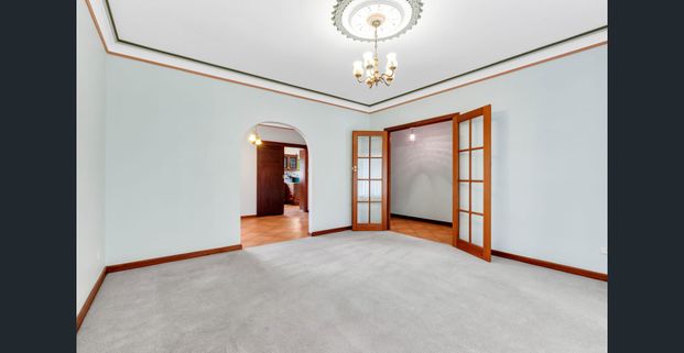 Character Family Home! - Photo 1