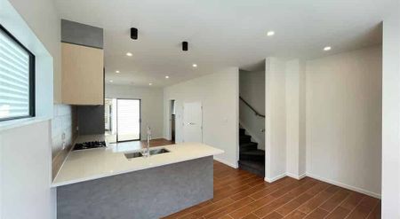 Modern 4 Bedroom -Main house plus one loft - Photo 3