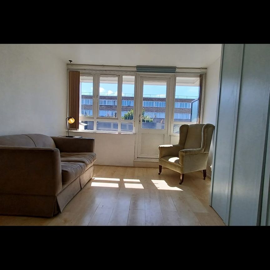 3 Bed Maisonette, Clearbrook Way, E1 - Photo 1