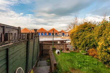 3 bedroom terraced house to rent - Photo 3