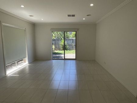Spacious Family Living in Cranbourne North - Photo 3