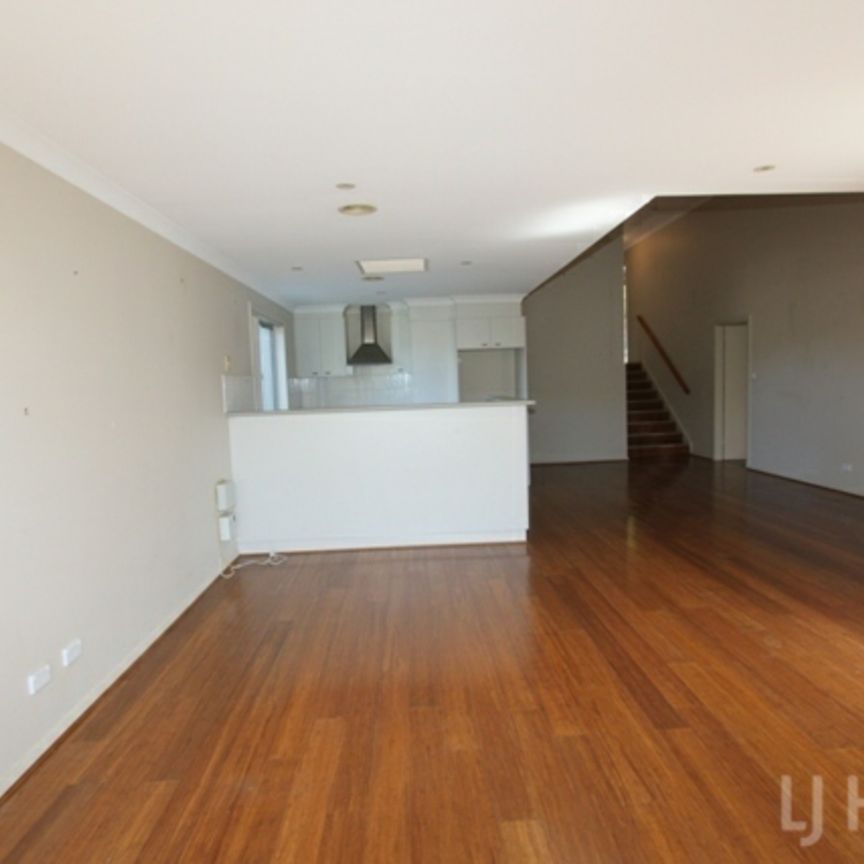 Impressive 3 bedroom ensuite townhouse with double garage - Photo 1