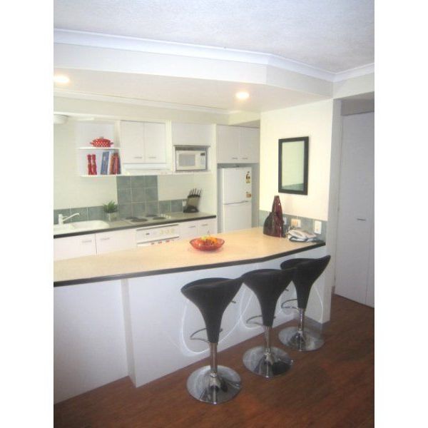 Centrally Located Two Bedroom Unit In Broadbeach! - Photo 1