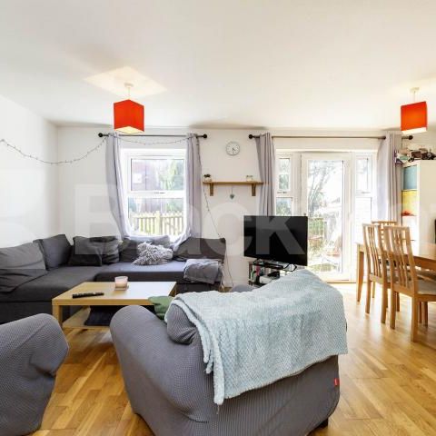 3 bedroom 1 bath close to Seven Sisters Road station with a garden - Photo 1