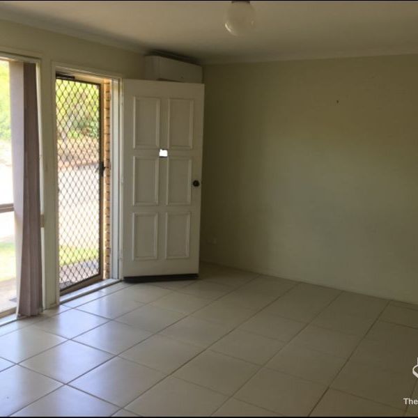 THREE BEDROOMS TOWNHOUSE WITH NEW AIR CONDITION - Photo 1