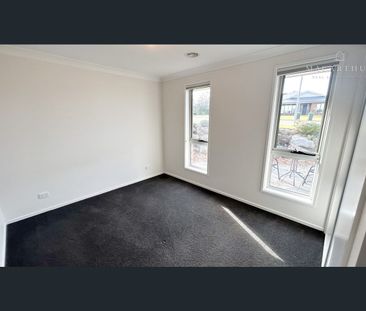 Stylish Family Retreat Steps from Local Amenities - Photo 4