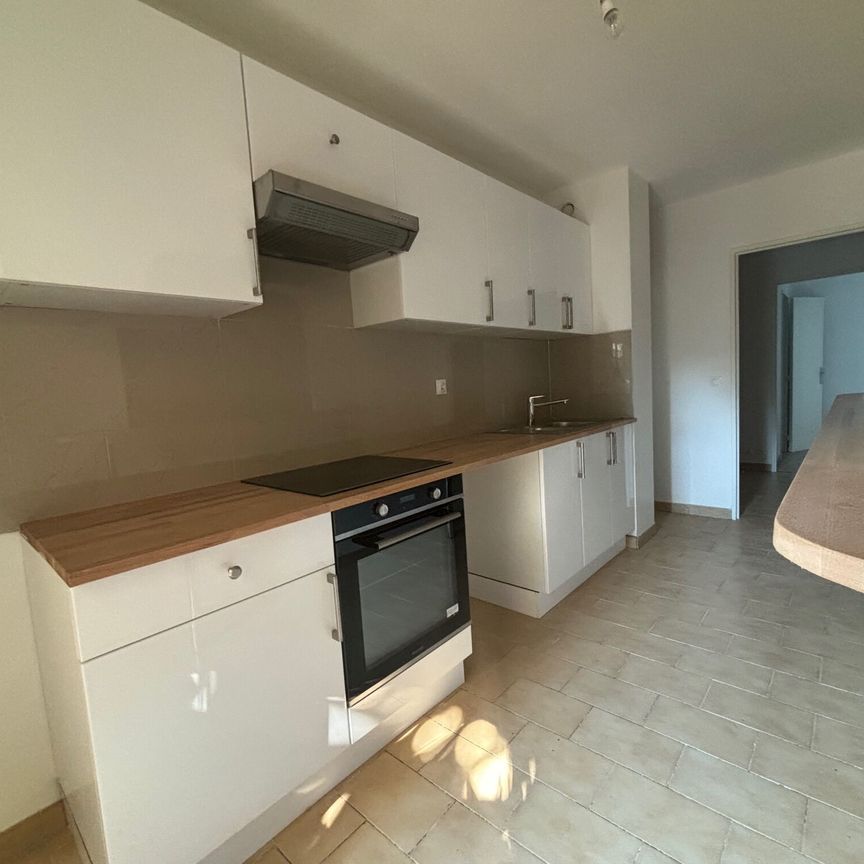 Appartement 3 pièces 69m2 MARSEILLE 10EME 970 euros - Photo 1