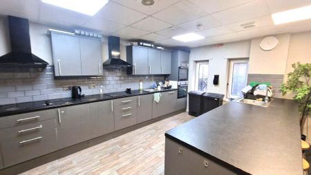 1 bedroom in a flat share to rent - Photo 3