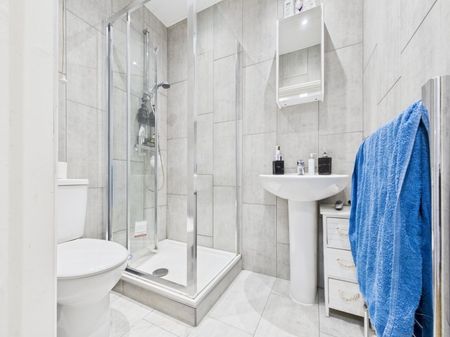 Ferndale Road, Ashford, Middlesex,TW15 - Photo 5