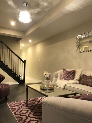 For Lease - 208 Huguenot Road, Oakville, Ontario - Photo 1