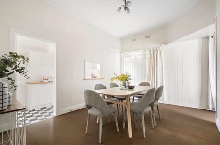 1/4 Rosebank Avenue, Strathmore VIC 3041 - House For Rent | Domain - Photo 2