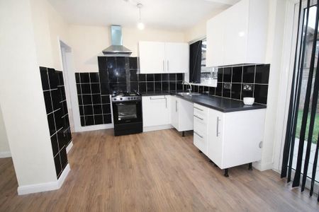 4 bedroom semi-detached house to rent - Photo 4