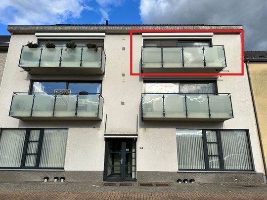 Verzorgd appartement op de 1ste verdieping met 2 slaapkamers, autostandplaats, lift, terras te Neeroeteren. - Foto 1