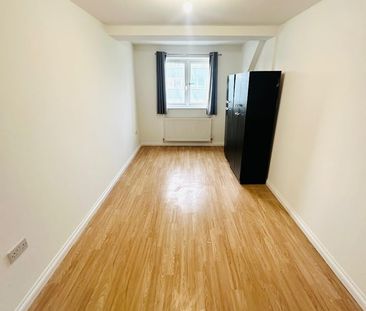 1 Bed Flat, Station Parade, IG11 - Photo 5