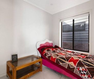 FOR LEASE: 2 bedroom brick granny flat - Photo 3