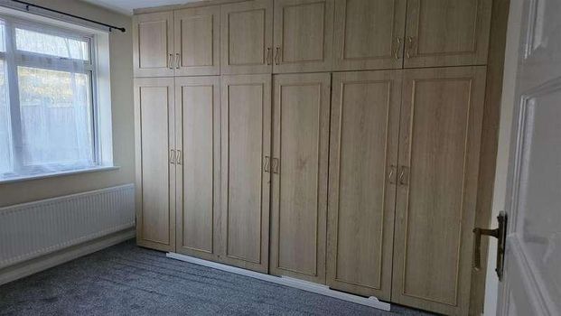 Livingstone Road, Southall, UB1 - Photo 1