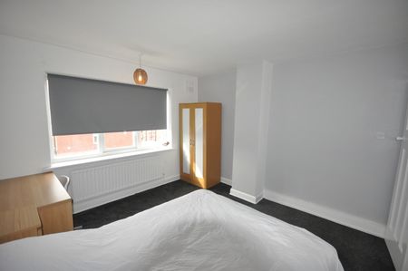 2 Bed Terraced House, Manor Avenue, LS6 - Photo 2