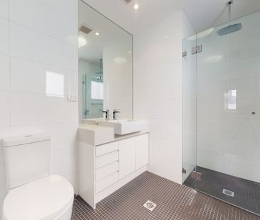 Spacious Top-Floor Apartment in Prime Location – Ideal for Comforta... - Photo 6