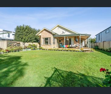 SPACIOUIS THREE BEDROOM HOME IN GREAT LOCATION - WALK TO EVERYTHING! - Photo 4