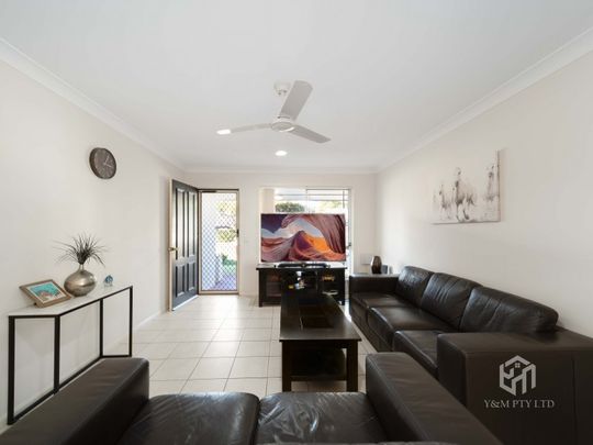 GREAT LOCATION, CLOSE TO SHOPS, SCHOOL, AND PARK. - Photo 1