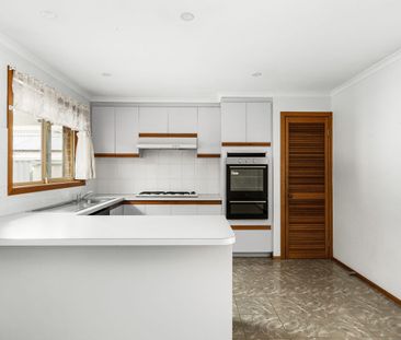 Spacious Family Home in Convenient Sunbury Location - Photo 3