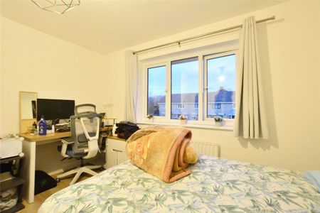 2 bedroom end of terrace house to rent - Photo 3