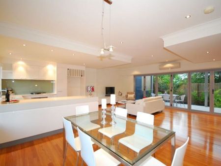 Executive Townhouse in ideal location - Photo 2