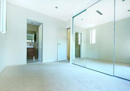 3 BEDROOM UNIT - CBD LIVING -WALK TO THE BEACH - Photo 5