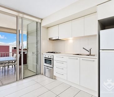 Top-Floor Furnished 1 Bedroom Apartment - Photo 3