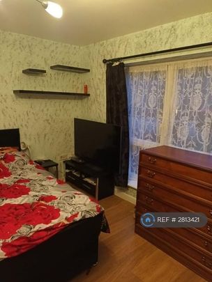 1 bedroom in a flat share to rent - Photo 1