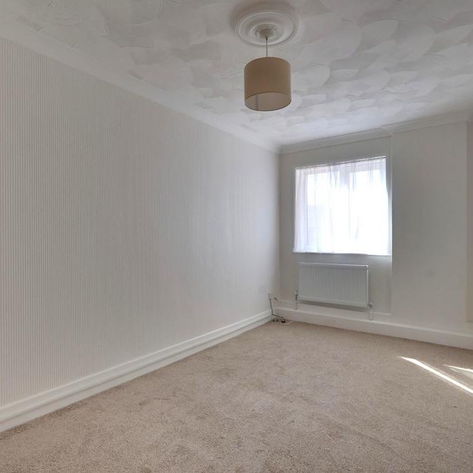 2 bedroom ground floor flat to rent - Photo 1