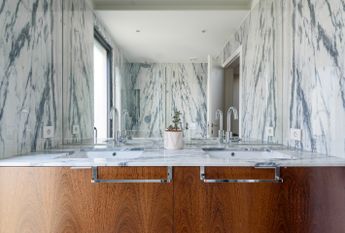 Moradia V5 em Senhora da Hora com jardim e piscina