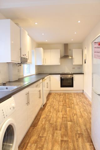 5 bed Mid Terraced House for Rent - Photo 2