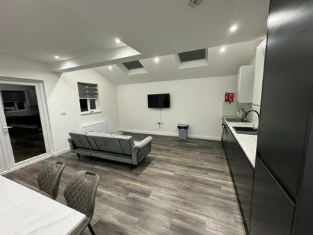 3 bedroom flat to rent - Photo 3