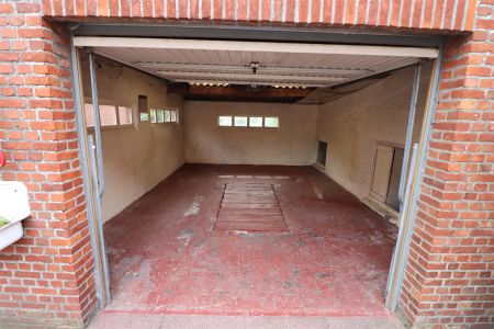 Een ruim woonhuis - halfopen bebouwing - met garage en tuin. - Foto 2