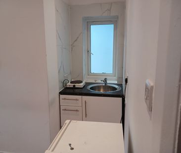 Studio Flat, St. Johns Road, NW11 - Photo 3