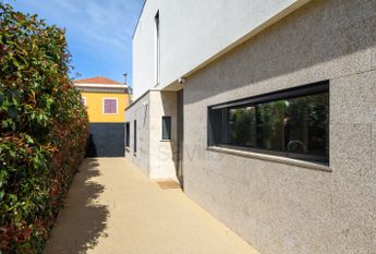 Moradia V5 em Senhora da Hora com jardim e piscina