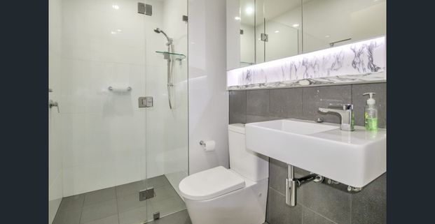 Modern one bedroom apartment with outlook - Photo 1