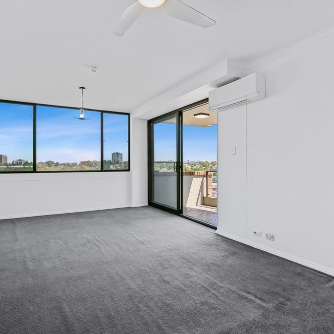 Modern 1-Bedroom Apartment with Stunning Sydney Skyline Views – Newly Renovated! - Photo 1